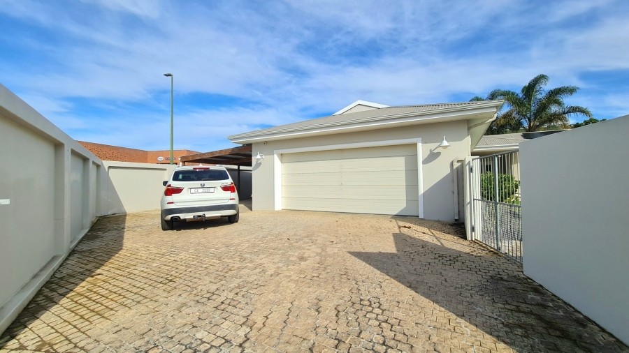 4 Bedroom Property for Sale in Whale Rock Western Cape